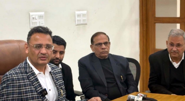 पत्रकाराें से बातचीत करते बार एसोसिएशन के प्रधान पवन रापड़िया।