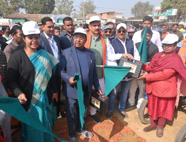 मंत्री नेताम जर्नी ऑफ सेनीटेशन हाईजिन का शुभारंभ करते हुए