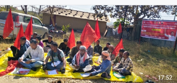 पेयजल समस्या को लेकर आदिवासी किसान मजदूर पार्टी का धरना