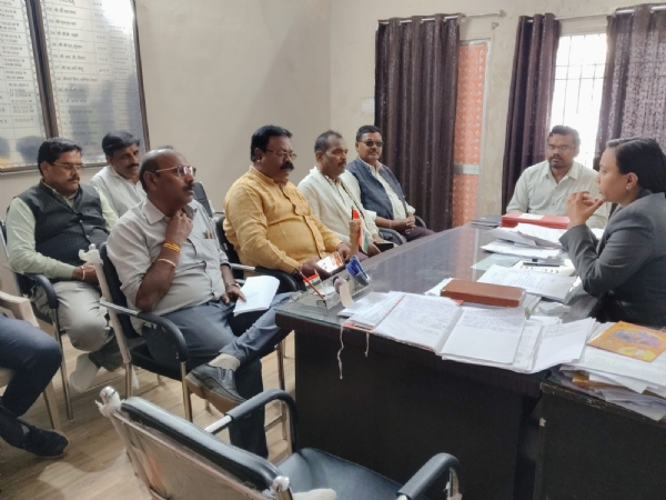 बैठक में उपस्थित राजनैतिक दल के सदस्य।