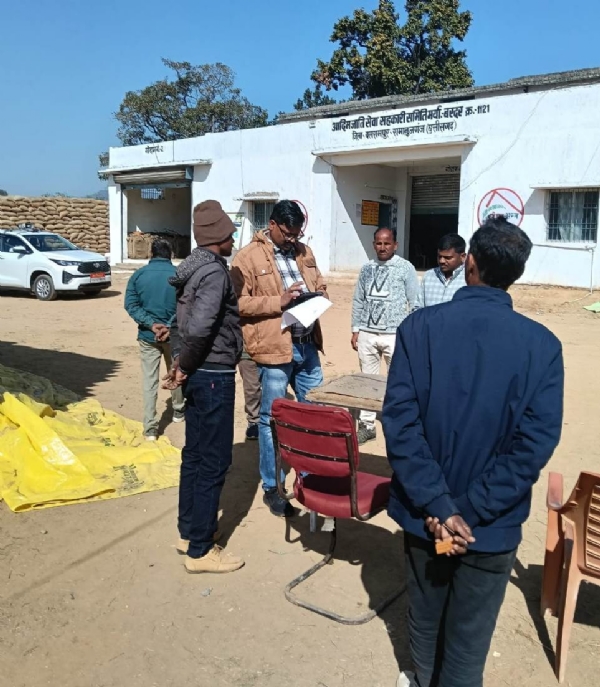 निरीक्षण करते कलेक्टर। निरीक्षण करते कलेक्टर।