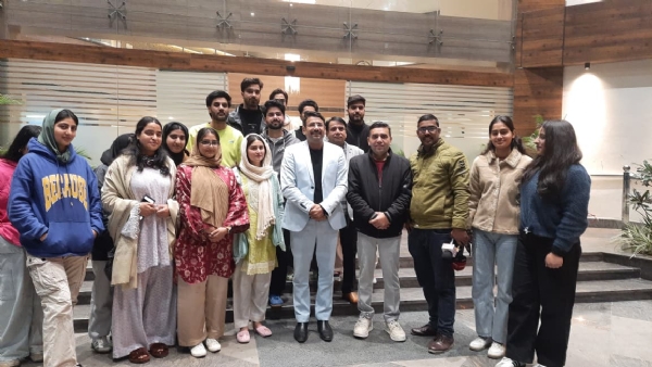 हरियाणा के मुख्यमंत्री के ओएसडी कश्मीरी छात्राें के दल से मुलाकात करते हुए