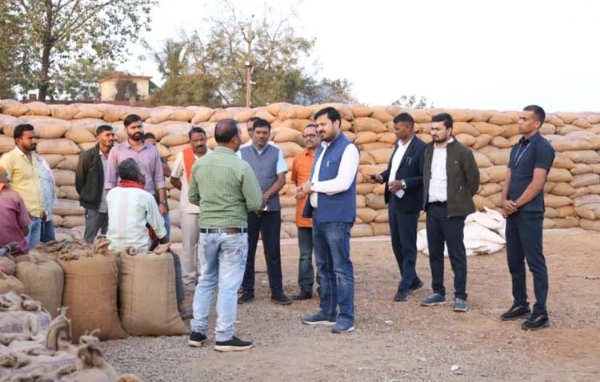 विधायक अनुज शर्मा बंगोली धान खरीद केंद्र का औचक निरीक्षण करते हुए