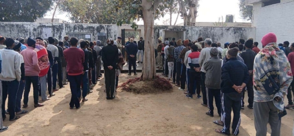 गुरुग्राम जिला जेल में लोक अदालत के दौरान कैदियों से रूबरू होते हरियाणा राज्य विधिक सेवा प्राधिकरण एवं अतिरिक्त जिला एवं सत्र न्यायाधीश-सह-अध्यक्ष वाणी गोपाल शर्मा।