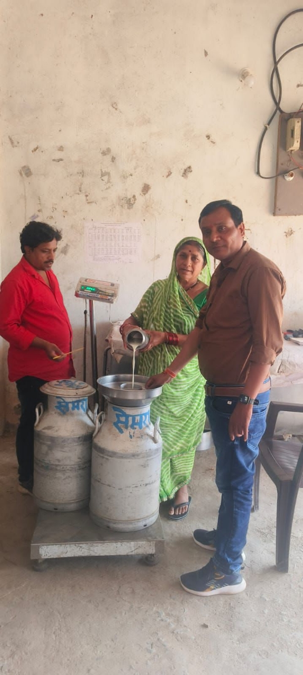 दूध संग्रहित करती हुई महिलाएं।