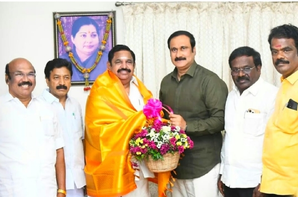 अंबुमणि रामदास एआईएडीएमके में शामिल हुए। अंबुमणि रामदास एआईएडीएमके में शामिल हुए।