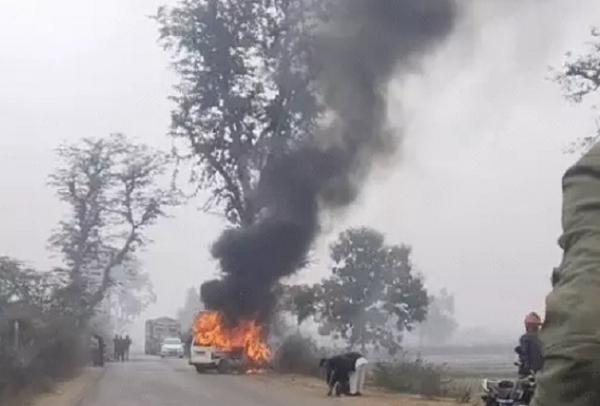 पेड़ से टकराने के बाद धू-धू कर जलती कार