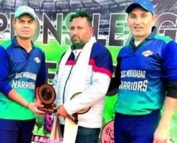 मैन ऑफ द मैच मुरादाबाद के रोहित को सम्मानित करते कप्तान।