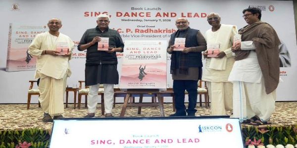 उपराष्ट्रपति सी. पी. राधाकृष्णन बुधवार को पुस्तक “सिंग, डांस एंड लीड: श्रील प्रभुपाद के जीवन से नेतृत्व के सबक” का लोकार्पण करते हुए