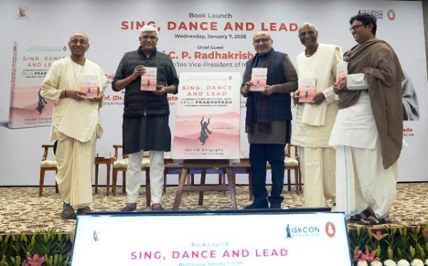उपराष्ट्रपति सी. पी. राधाकृष्णन बुधवार को पुस्तक “सिंग, डांस एंड लीड: श्रील प्रभुपाद के जीवन से नेतृत्व के सबक” का लोकार्पण करते हुए