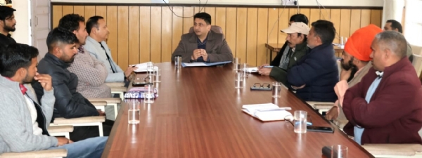 बैठक की अध्यक्षता करते हुए गौरव महाजन।