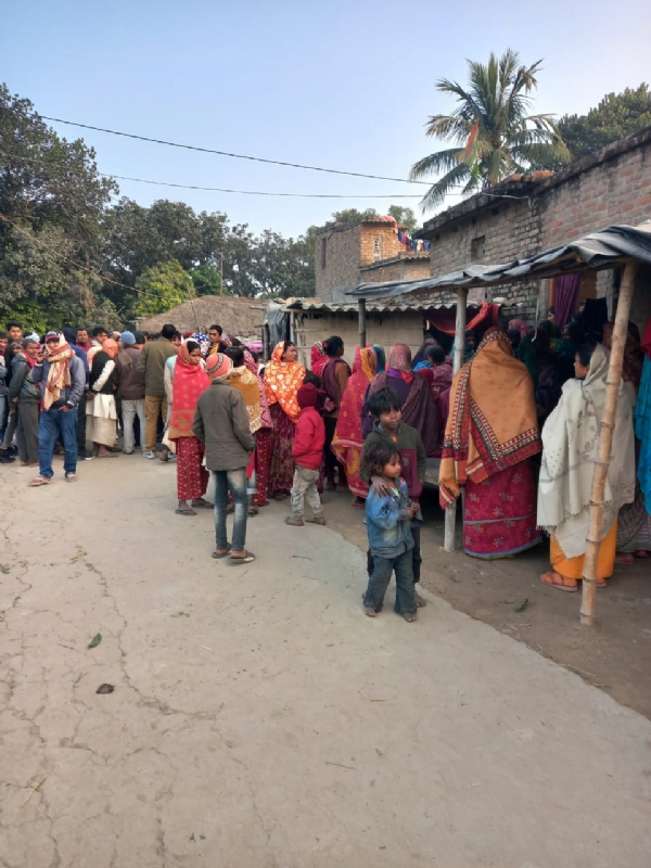 मृतक के घर जुटी लोगो की भीड़ मृतक के घर जुटी लोगो की भीड़