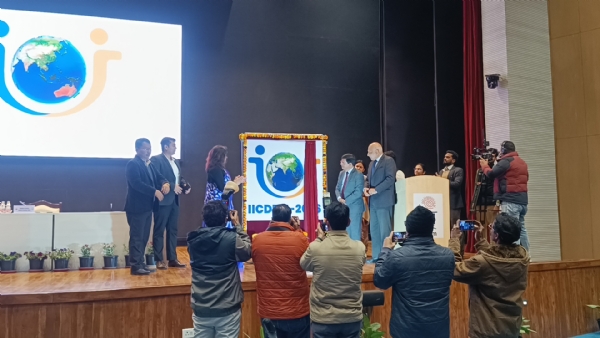 सम्मेलन का लोगो जाती करते हुए महानिदेशक राकेश वर्मा