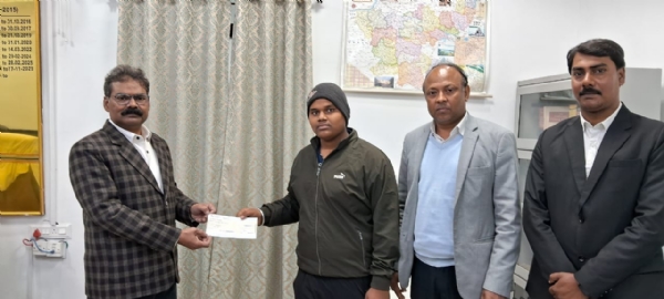 चेक देते प्रधान एवं जिला सत्र न्यायाधीश चेक देते प्रधान एवं जिला सत्र न्यायाधीश