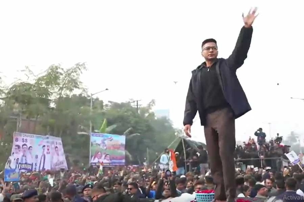 चुनाव प्रचार करते हुए तृणमूल नेता अभिषेक बनर्जी