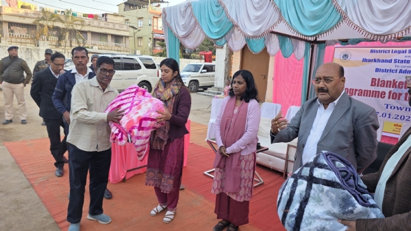 जरूरतमंदों के बीच  किया कंबल वितरण