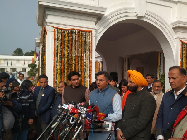 विधानसभा परिसर में पत्रकारों को संबोधित करते कैबिनेट मंत्री प्रवेश साहिब सिंह और मनजिंदर सिंह सिरसा विधानसभा परिसर में पत्रकारों को संबोधित करते कैबिनेट मंत्री प्रवेश साहिब सिंह और मनजिंदर सिंह सिरसा