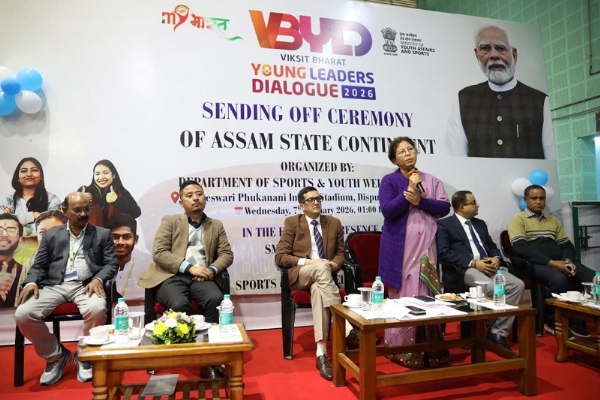 फीफा विश्व कप ट्रॉफी के पहली बार असम पहुंचने की घोषणा करती हुई राज्य के खेल मंत्री नंदिता गार्लोसा।