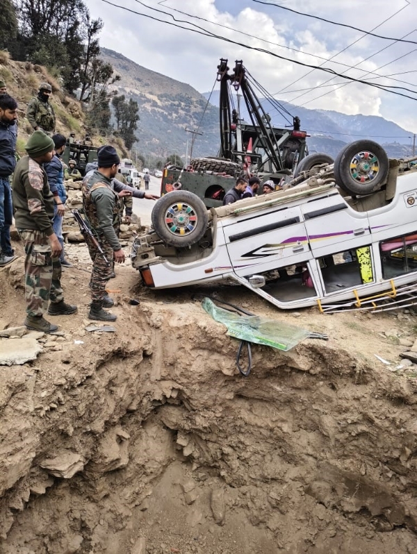सेना की तत्परता से टला बड़ा नुकसान, दुर्घटनाग्रस्त वाहन सुरक्षित निकाला गया, सभी यात्री सकुशल सेना की तत्परता से टला बड़ा नुकसान, दुर्घटनाग्रस्त वाहन सुरक्षित निकाला गया, सभी यात्री सकुशल