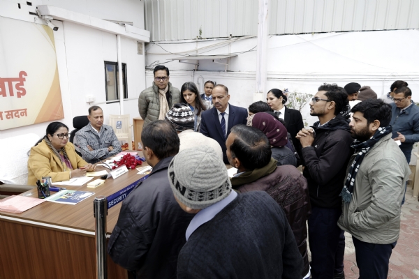 राजनिवास मार्ग स्थित मुख्यमंत्री जनसेवा सदन में बुधवार को जनसुनवाई  करती मुख्यमंत्री रेखा गुप्ता