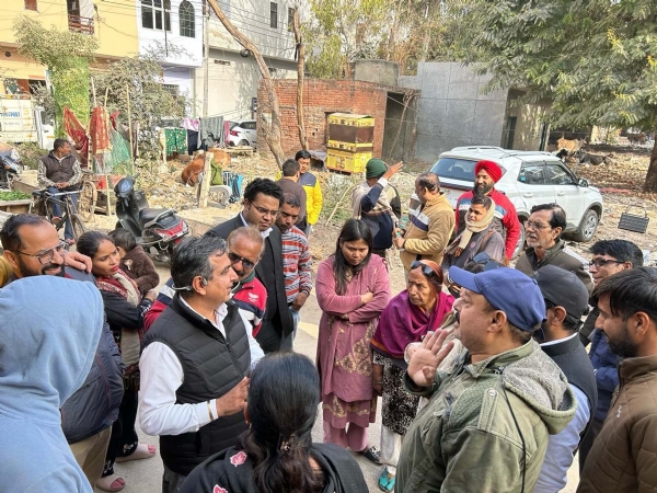 गुरुग्राम के अर्जुन नगर की गली नंबर-5 में साढ़े चार साल पहले तोड़े गए सरकारी स्कूल का निर्माण नहीं होने को लेकर लोगों के बीच जानकारी लेते कांगे्रस जिला शहरी अध्यक्ष पंकज डावर।