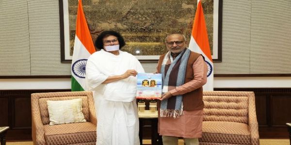 उपराष्ट्रपति सी. पी. राधाकृष्णन और जैनाचार्य लोकेशजी एक मुलाकात के दौरान