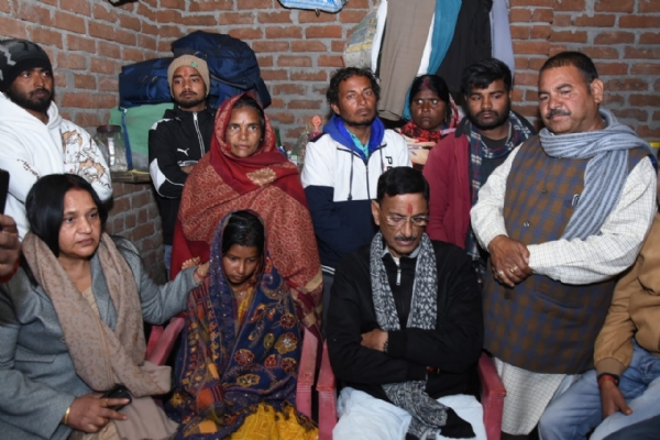 अपहृत बच्चों के परिजनों से मुलाकात करते केन्द्रीय राज्य रक्षा मंत्री सहित अन्य अपहृत बच्चों के परिजनों से मुलाकात करते केन्द्रीय राज्य रक्षा मंत्री सहित अन्य