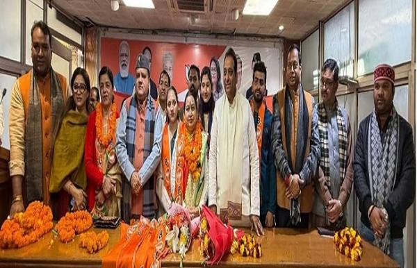 भाजपा प्रदेश मुख्यालय में सदस्यता ग्रहण करते लोग।