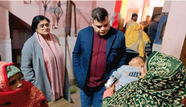 छापामारी के दौरान मरीज से बात करते डॉक्टर व एसडीएम