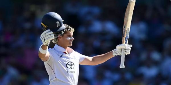 शतक लगाने के बाद जश्न मनाते जैकब बेथल शतक लगाने के बाद जश्न मनाते जैकब बेथल