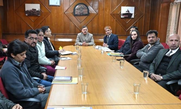 (रेरा) की समीक्षा बैठक की अध्यक्षता करते नगर नियोजन एवं आवास मंत्री राजेश धर्माणी।