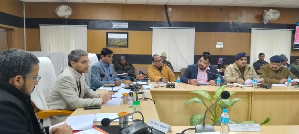 उद्योग बंधु समिति की बैठक लेते जिलाधिकारी रविन्द्र सिंह