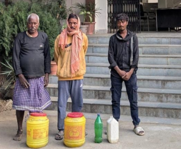 भट्ठी को ध्वस्त करते अधिकारी