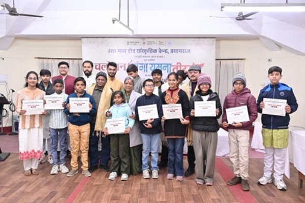 प्रमाणपत्र पाये प्रतिभागीगण