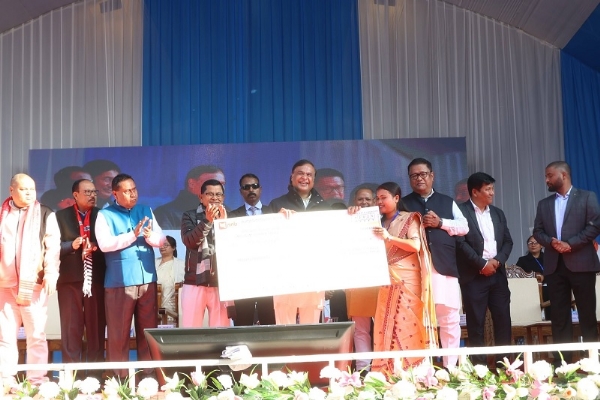 असमः एमएमयूए योजना के तहत धेमाजी में महिलाओं को चेक वितरित करते मुख्यमंत्री डॉ. हिमंत बिस्व सरमा