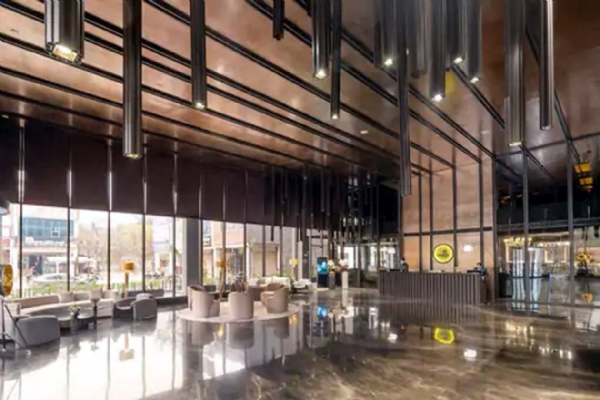 होटल लेमन ट्री का डायनिंग हॉल, जहां मुख्य न्यायाधीश सूर्यकांत डिनर करेंगे।