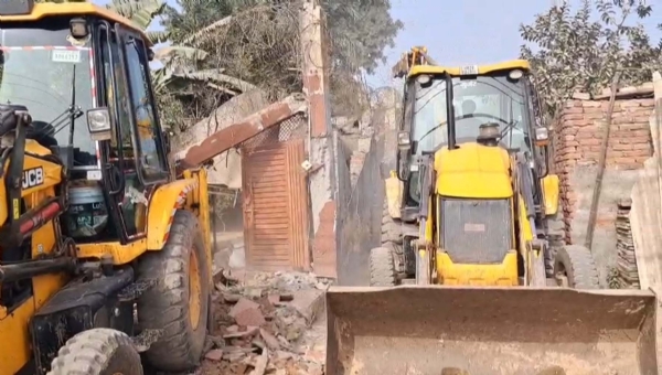 गुरुग्राम के गांव बेगमपुर खटोला में कुख्यात बदमाश कुशलपाल द्वारा कब्जाई गई सरकार जमीन पर चलता बुल्डोजर। गुरुग्राम के गांव बेगमपुर खटोला में कुख्यात बदमाश कुशलपाल द्वारा कब्जाई गई सरकार जमीन पर चलता बुल्डोजर।