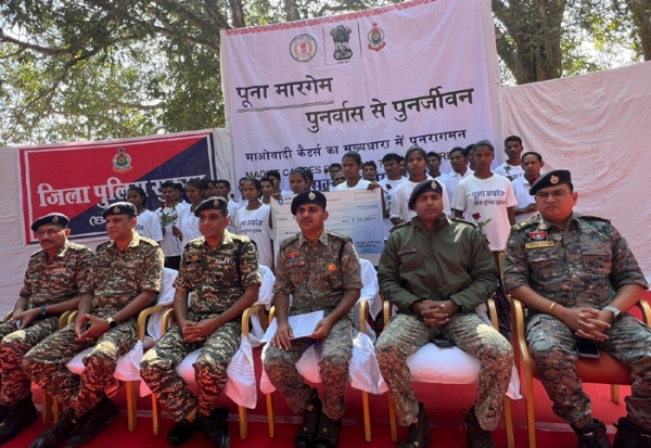 छत्तीसगढ़ के सुकमा में 64 लाख के ईनामी 26 नक्सलियों ने किया आत्मसमर्पण