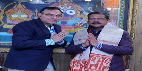 धर्मेंद्र प्रधान से मिले प्रो सुमन चक्रवर्ती