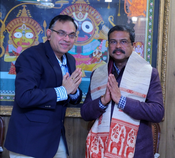 धर्मेंद्र प्रधान से मिले प्रो सुमन चक्रवर्ती