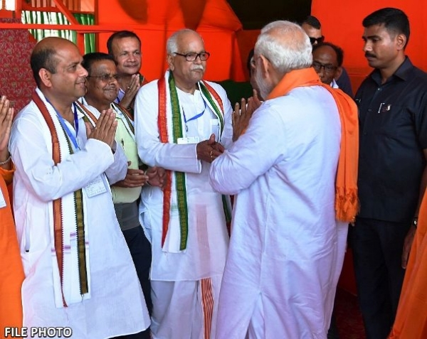 प्रधानमंत्री नरेन्द्र मोदी और पूर्व केंद्रीय मंत्री और वरिष्ठ भाजपा नेता पुरकायस्थ (फाइल फोटो)