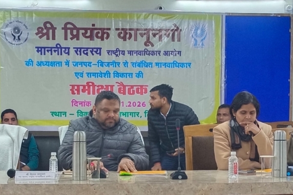 बैठक में मौजूद मानवाधिकार आयोग सदस्य प्रियंक