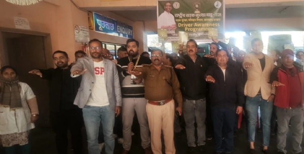 जागरूकता कार्यक्रम में जुटे अतिथियों सहित अन्य की तस्वीर जागरूकता कार्यक्रम में जुटे अतिथियों सहित अन्य की तस्वीर