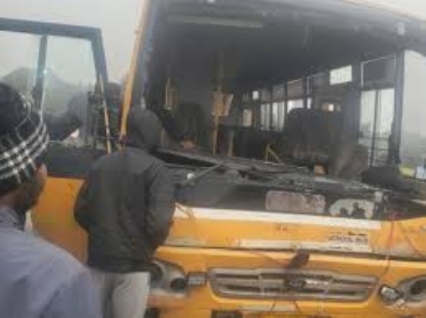  तेज रफ्तार ट्रक ने कॉलेज छात्रों से भरी बस को मारी टक्कर