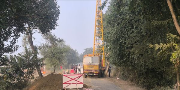 चौकाघाट क्रासिंग के पास पुल निर्माण शुरू, साइड रास्ता न होने से बढ़ी राहगीरों की परेशानी