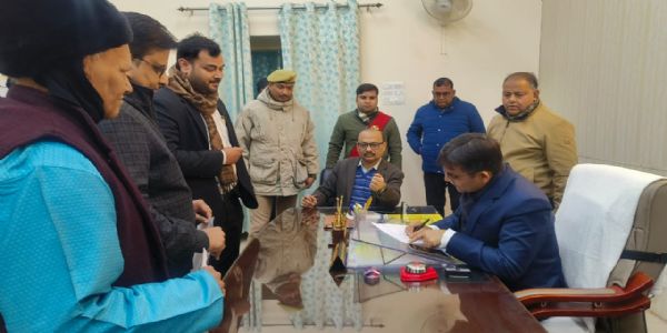 वाराणसी : जिलाधिकारी ने जनता दर्शन में सुनी जन शिकायतें