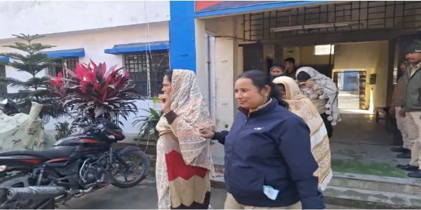 रेलवे स्टेशन पर असामाजिक गतिविधि का विरोध पड़ा भारी, पिता-पुत्र पर हमला