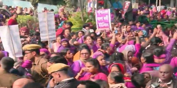 न्यूनतम वेतन 15 हजार की मांग काे लेकर आशा कर्मियों ने किया स्वास्थ्य भवन का घेराव