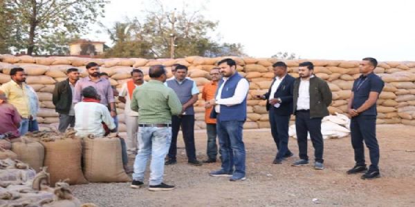 किसानाें काे टाेकन व ताैल के नाम पर न हाे परेशानी : विधायक अनुज शर्मा