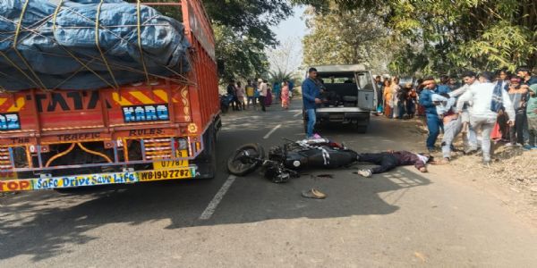 ट्रक और बाईक की टक्कर में बाईक सवार युवक की मौत, दो घायल